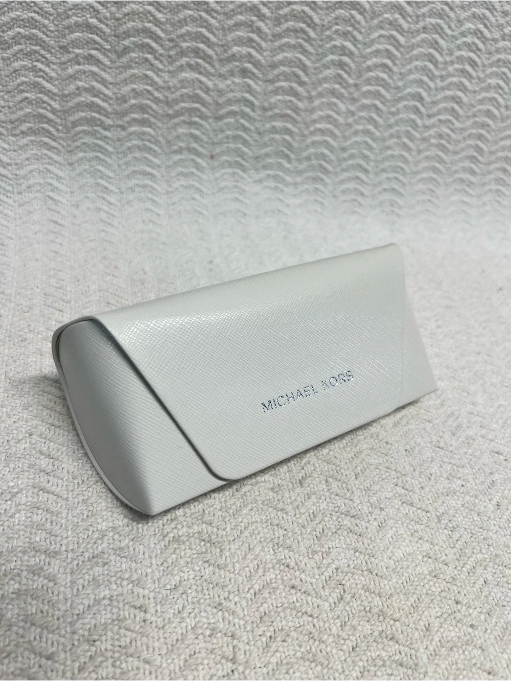 michael kors / white textured sunglasses case